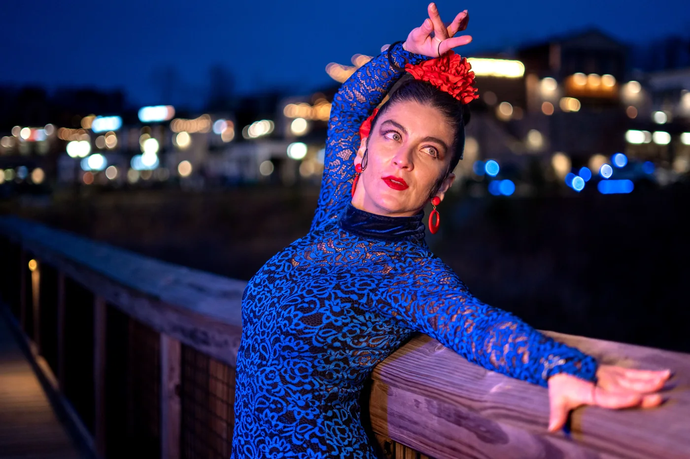 Eine Flamenco-Tänzerin in einem Rüschenkleid mitten in der Bewegung