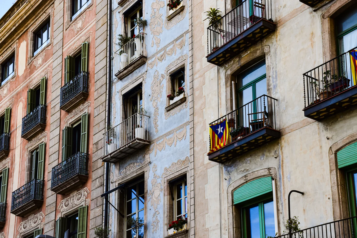 Eine enge mittelalterliche Gasse im Gotischen Viertel von Barcelona, Spanien