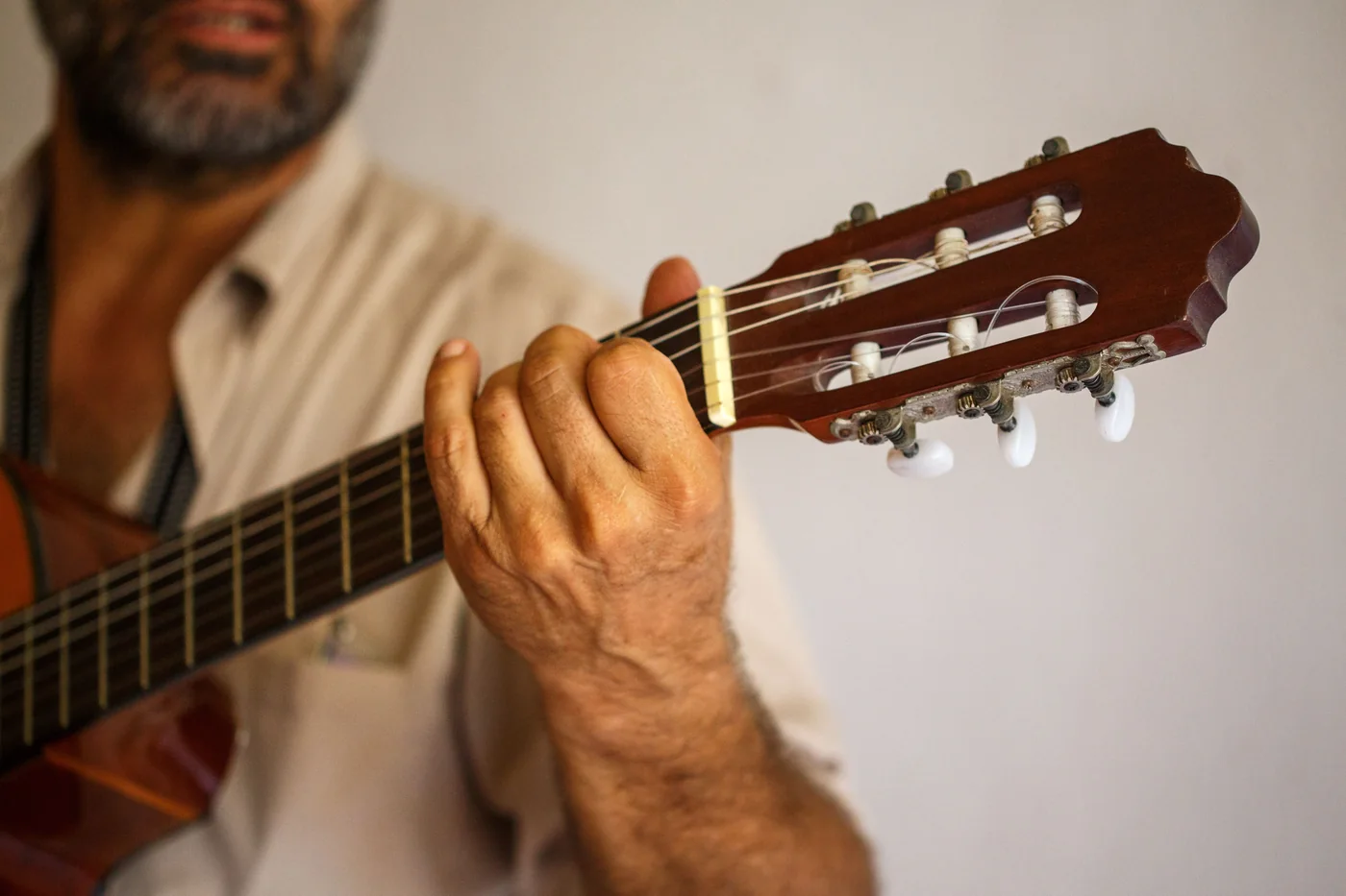 Ein Flamenco-Gitarrist spielt auf einer kleinen Bühne