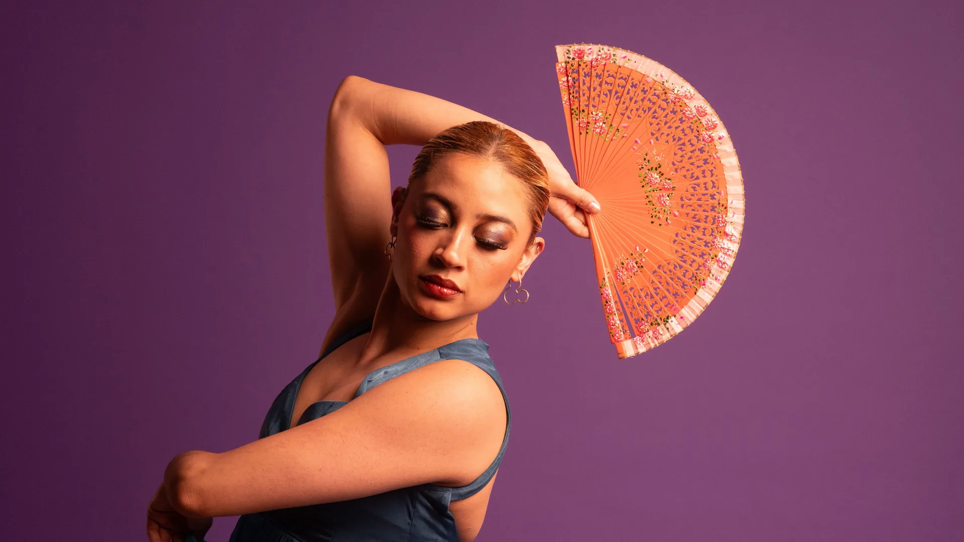 Flamenco-Künstler auf einer kleinen Bühne in einem Steinkeller in Barcelona